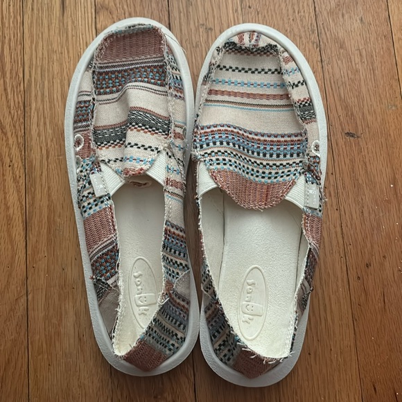 Sanuk Shoes - Sanuk size 6 slide on shoes